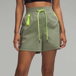 Lululemon Multi-Pocket Cargo High-Rise Hiking Short 5" in Laurel Green, Size 6